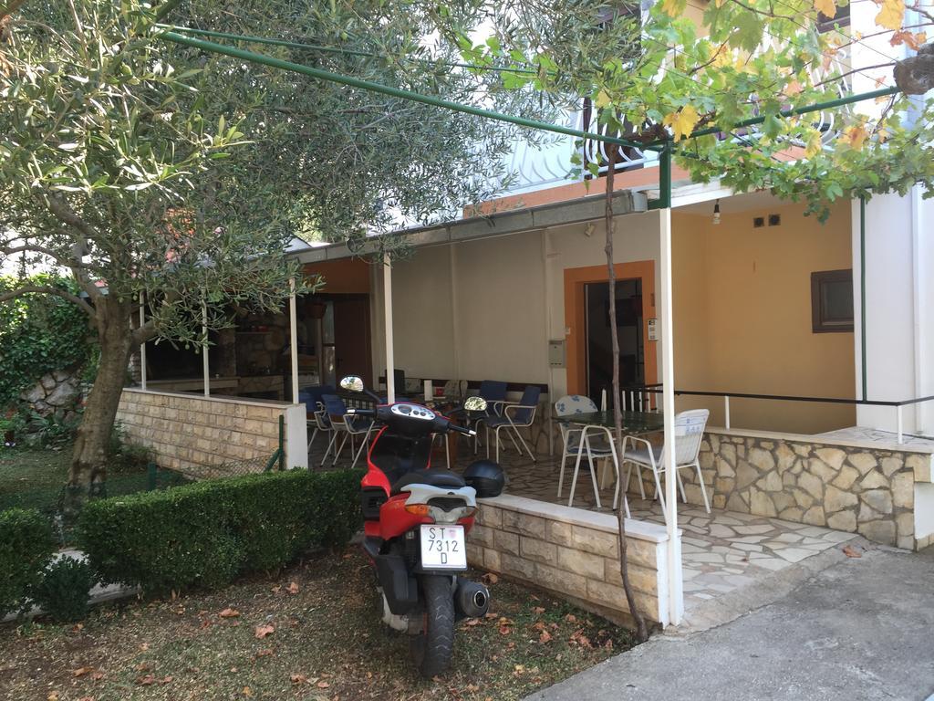 Apartments Bilic Nemira Omis Bagian luar foto